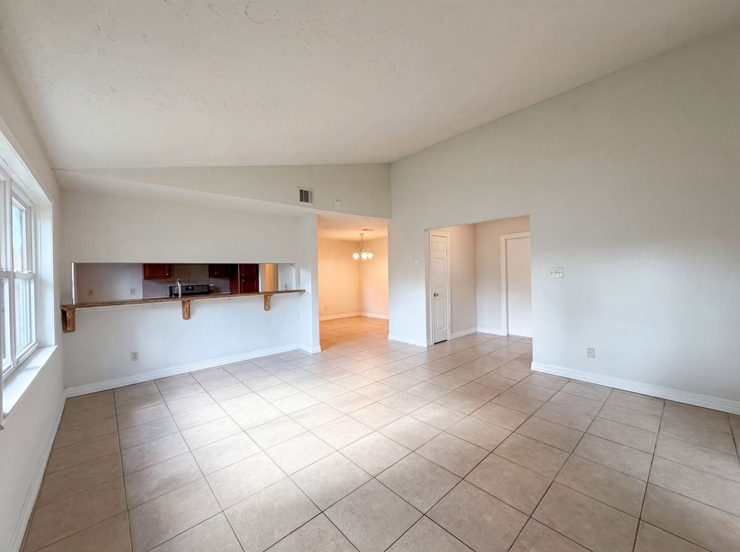 Property photo 3 of 703 Midland Ct