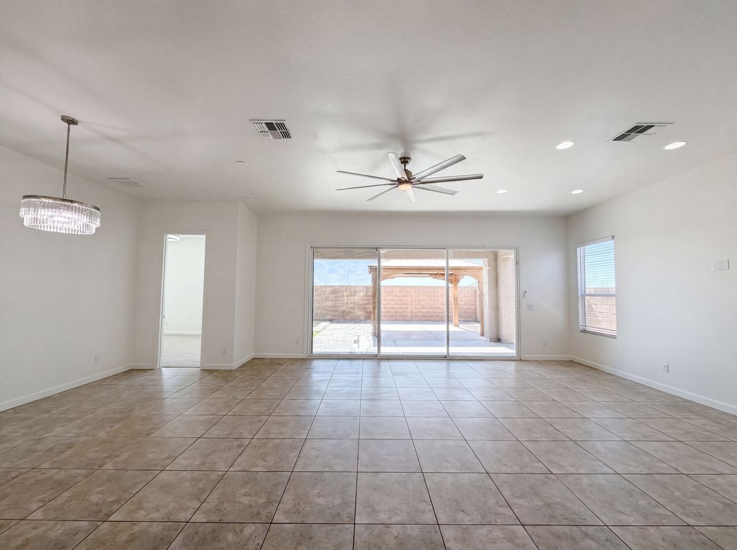 Property photo 3 of 2528 N Comiskey Dr