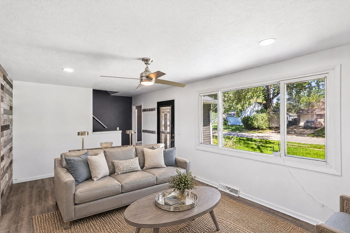 Property photo 3 of 295 Best Dr