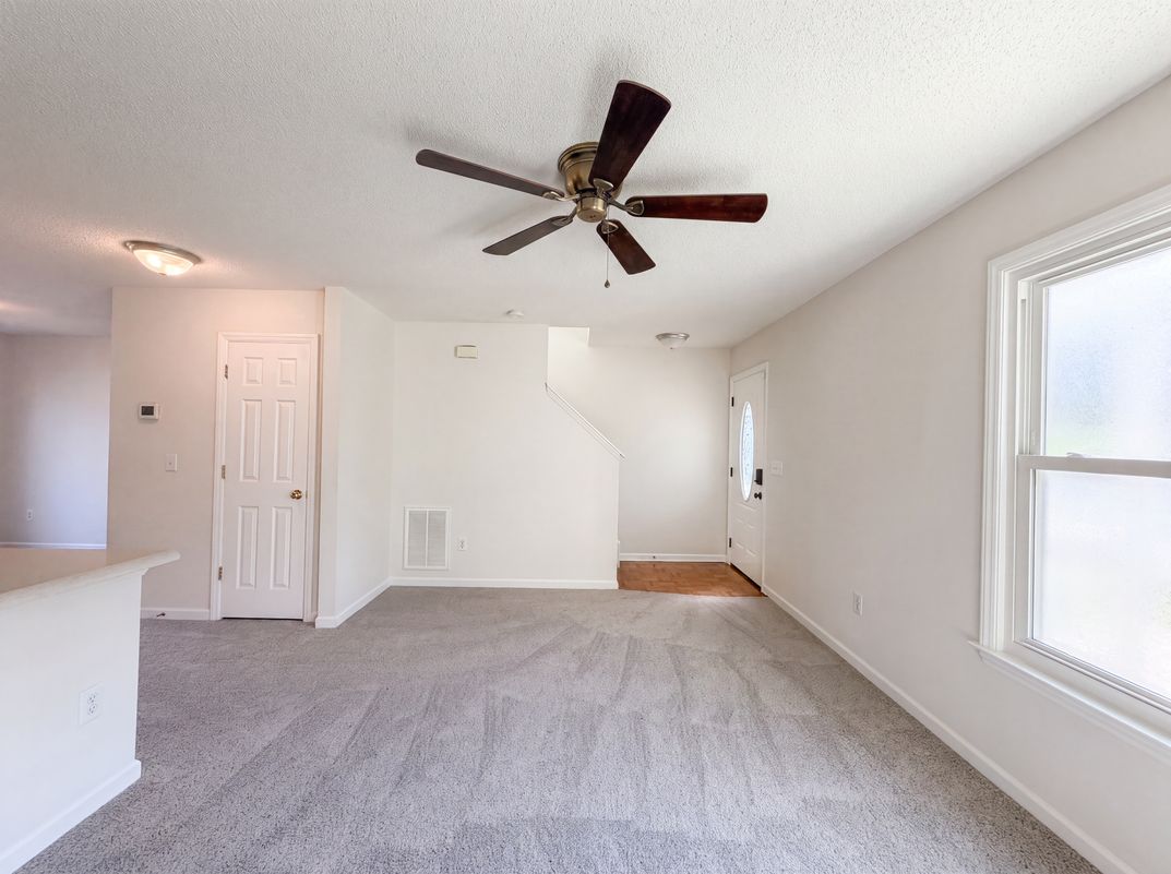 Property photo 3 of 889 Salem Pointe Ln