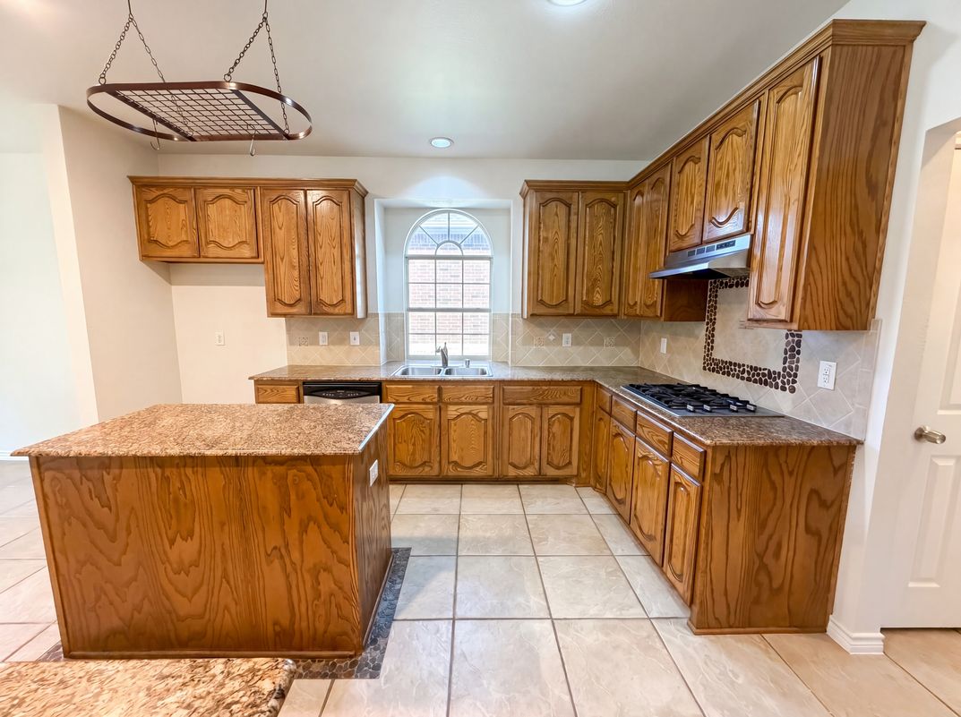 Photo 2 of 28 of 1126 Glencoe Dr, Glenn Heights, TX