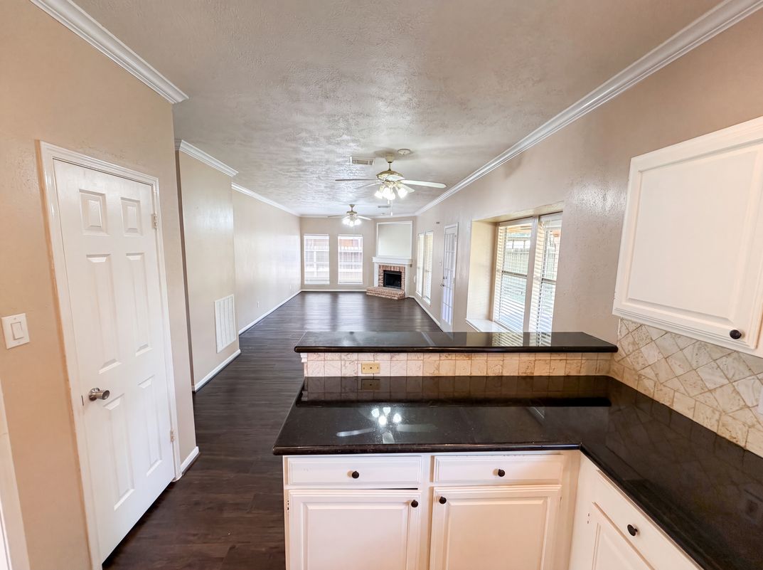 Photo 3 of 28 of 4215 River Ranch Dr, Pasadena, TX