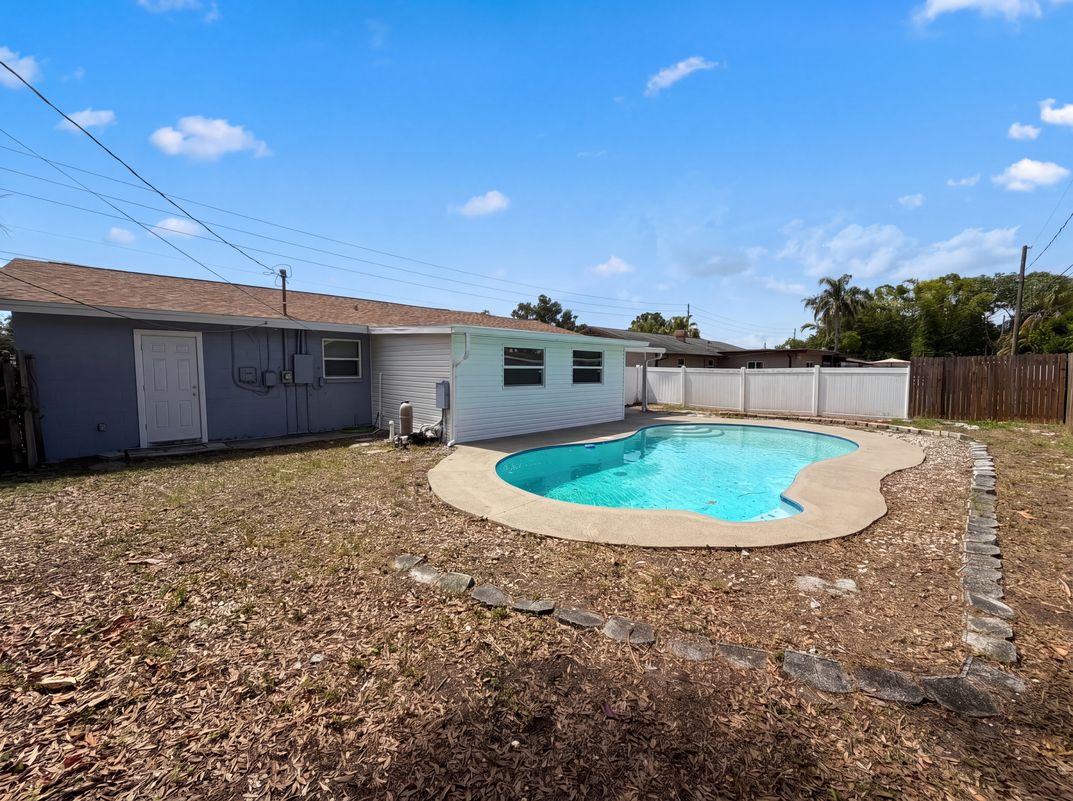 Photo 5 of 25 of 15525 Bedford Cir E, Clearwater, FL