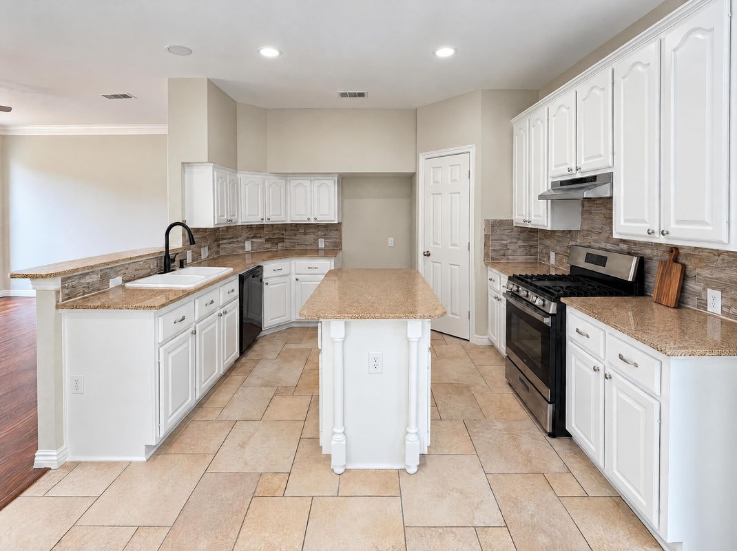 Property photo 2 of 1017 Laurel Oak Dr