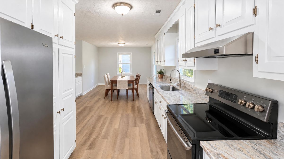 Property photo 2 of 207 La Mae Cir