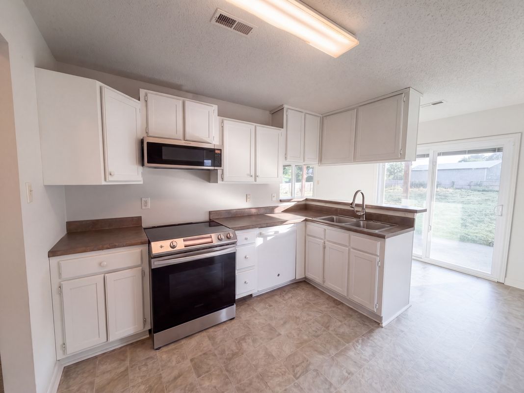 Property photo 2 of 758 Meadow Ridge Rd