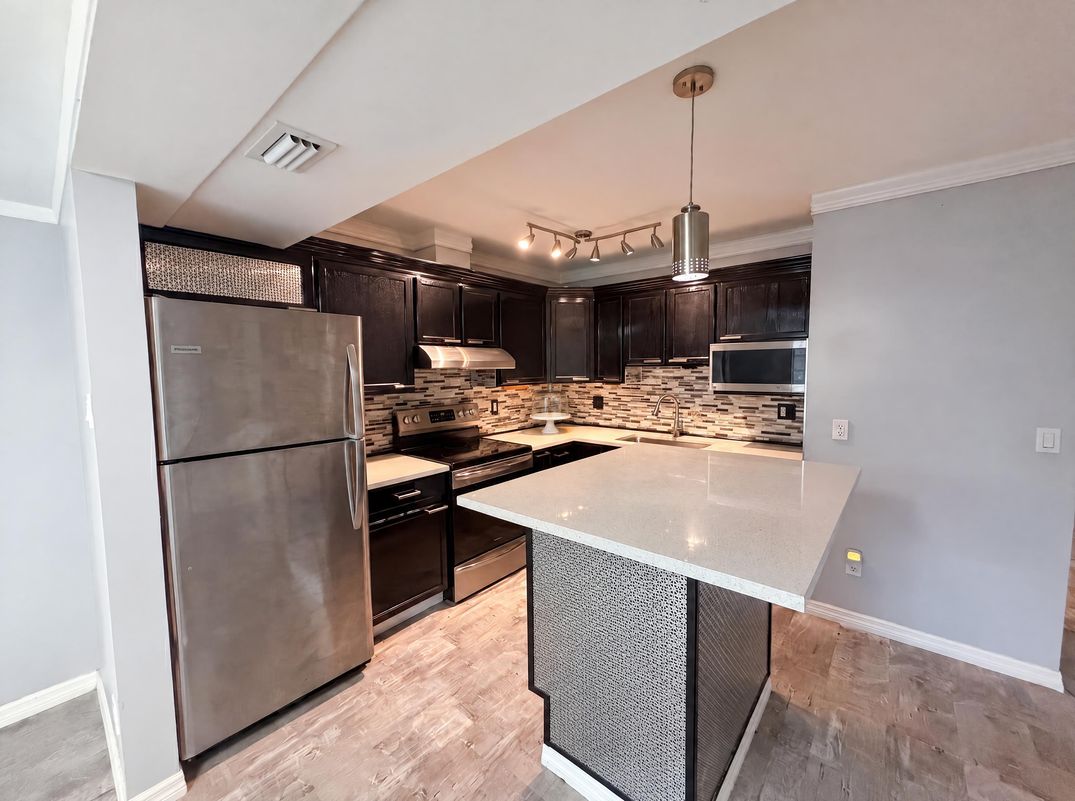 Property photo 2 of 2308 S Park Ave