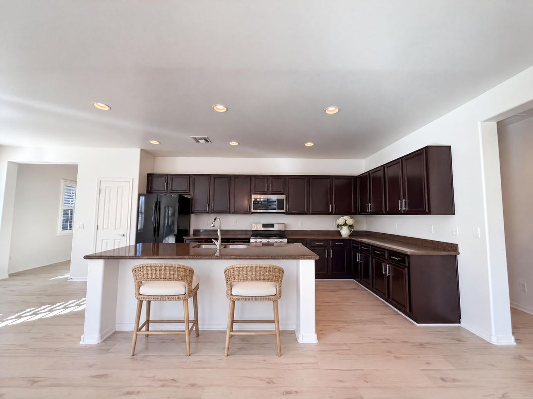 Property photo 2 of 40877 W Bedford Dr