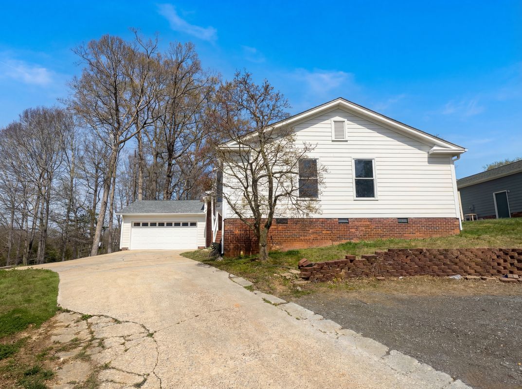 Property photo 1 of 1495 S Peace Haven Rd