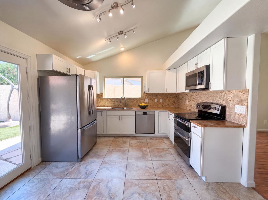 Property photo 3 of 3906 E Amberwood Dr