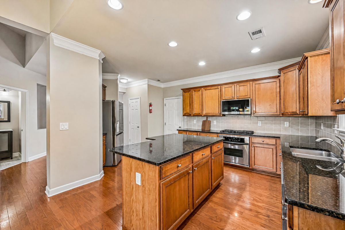 Property photo 2 of 4865 Silver Leaf Dr