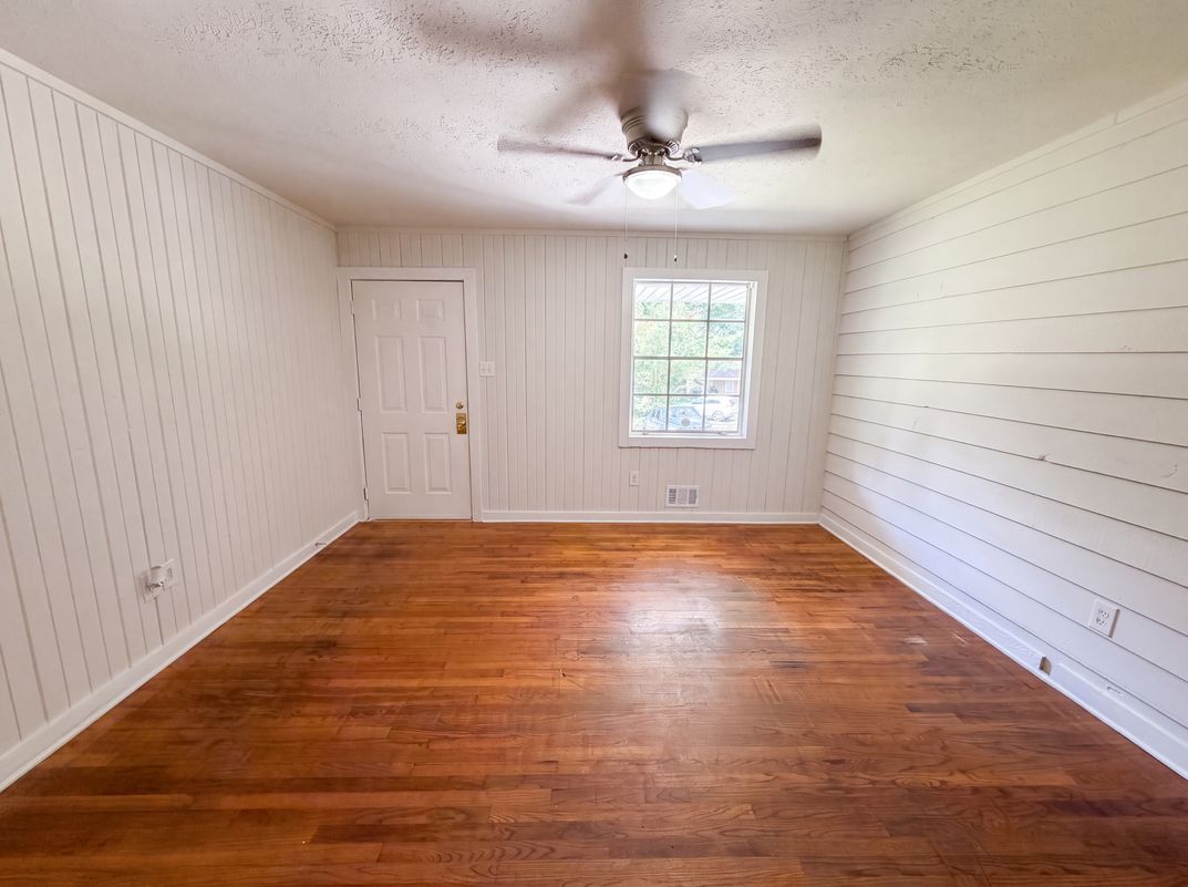 Photo 3 of 19 of 1375 NW South Hicks Cir, Conyers, GA