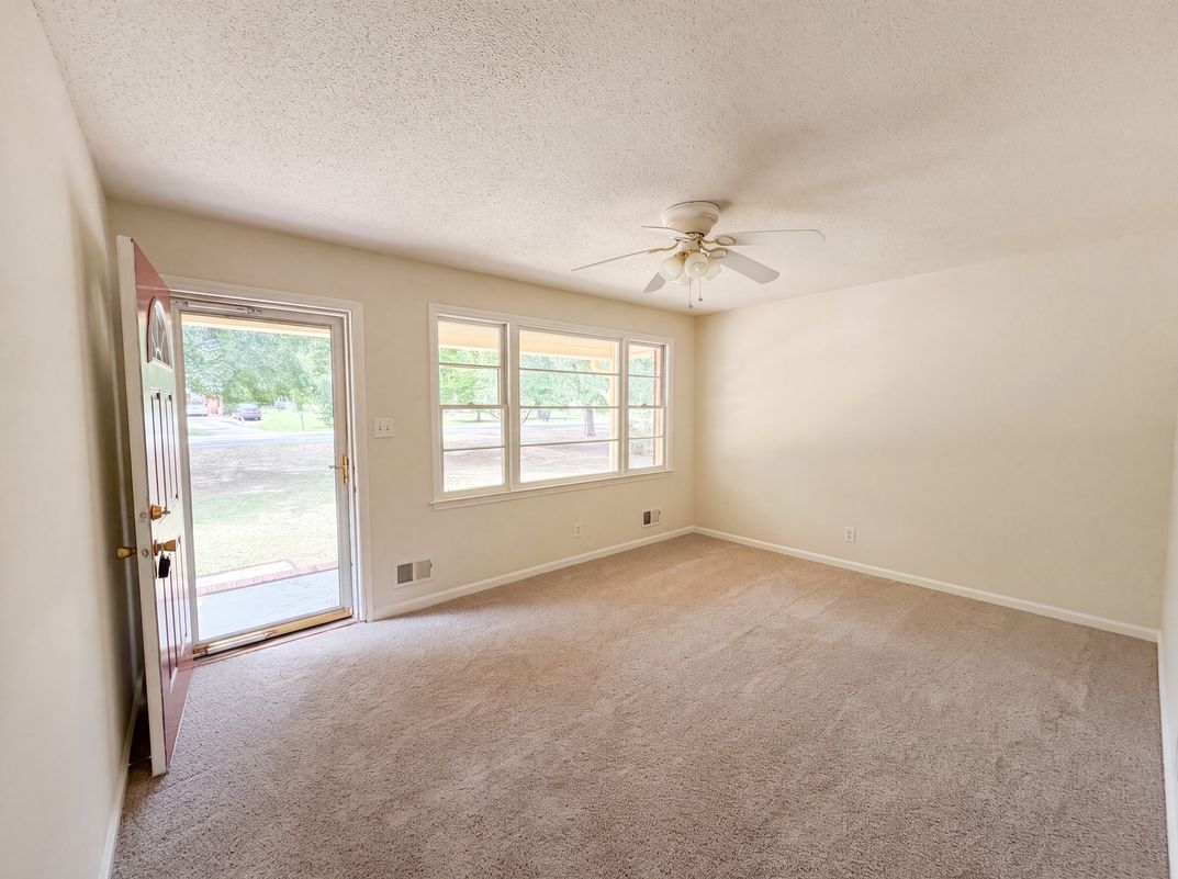Property photo 3 of 406 Lafayette Way