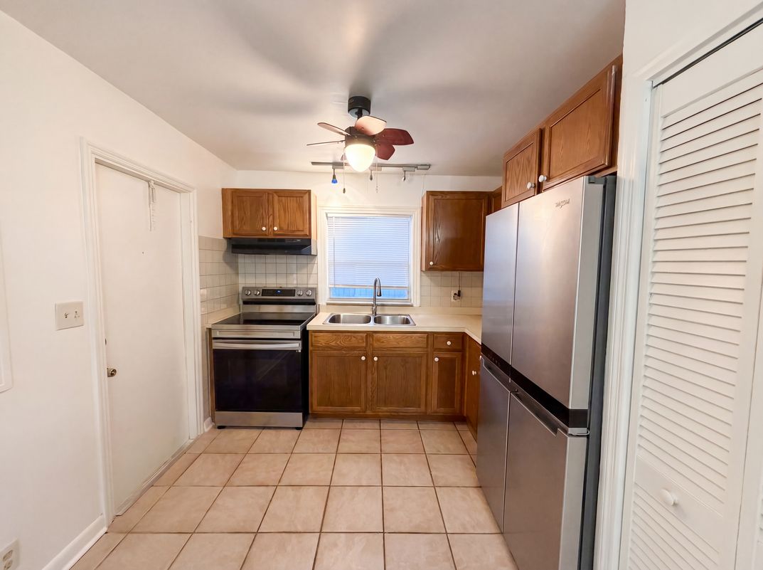Property photo 2 of 626 S 67th St