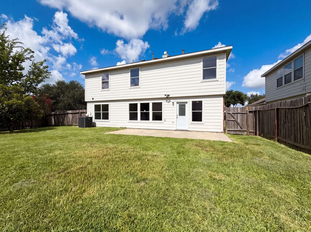 Photo 5 of 22 of 16519 Eaglewood Shadows Dr, Sugar Land, TX