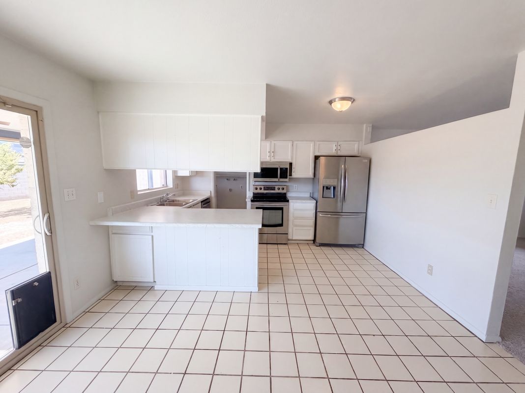 Property photo 2 of 1413 W Behrend Dr