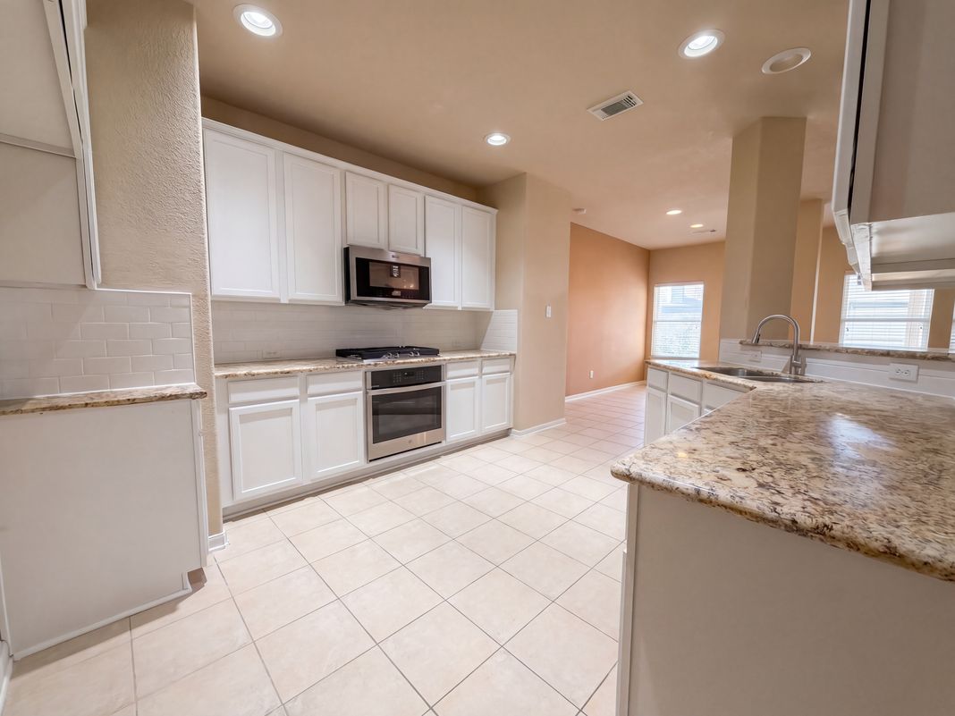 Property photo 2 of 7002 Crockett Ridge Dr