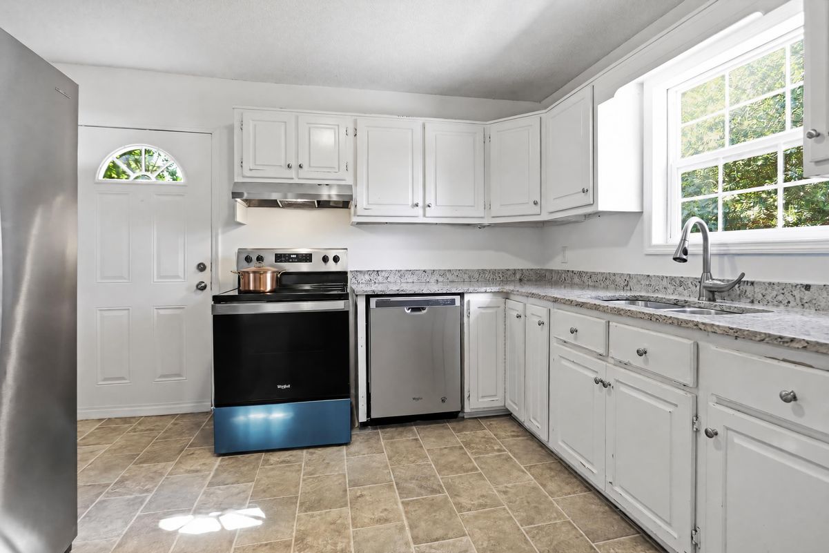 Property photo 2 of 140 Triple D Dr SE