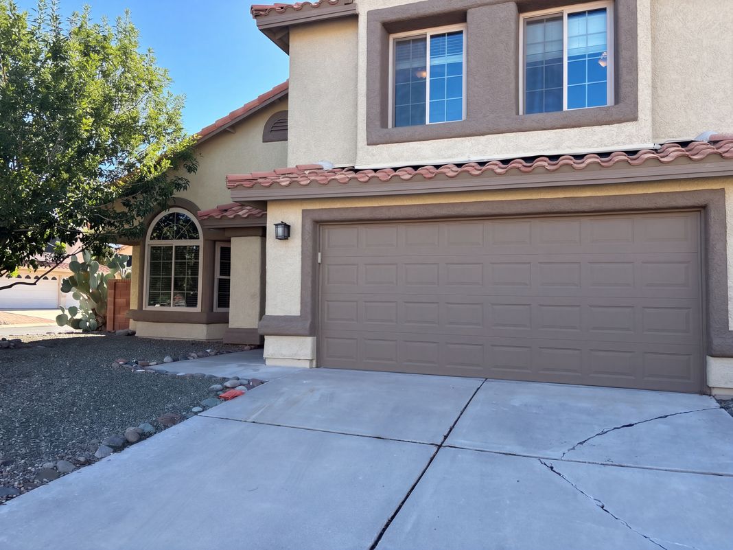 Property photo 1 of 851 W Port Royal Pl