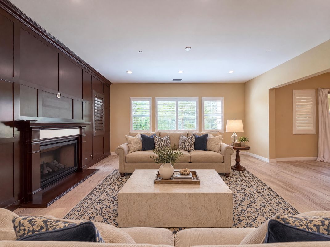 Property photo 3 of 627 E Orange Blossom Way