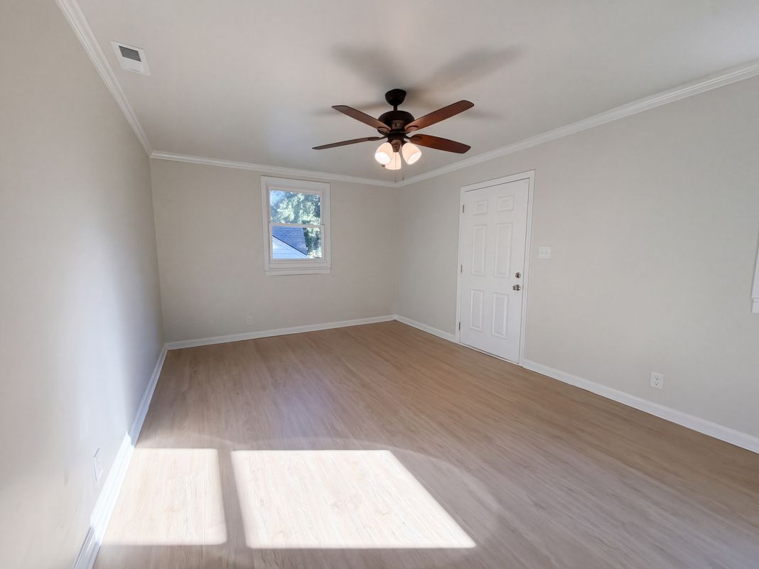 Property photo 3 of 212 Red Oak Ave