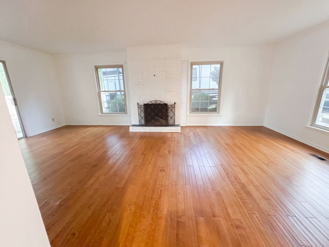 Property photo 3 of 592 Woodland Dr