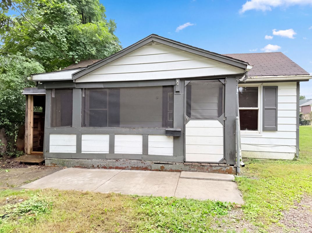 Property photo 1 of 219 W Glen Ave