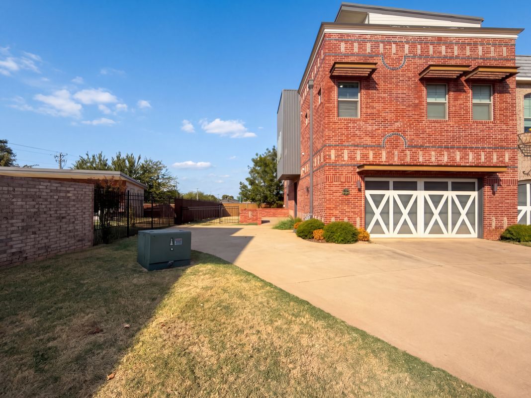 Property photo 1 of 549 S Fretz Ave