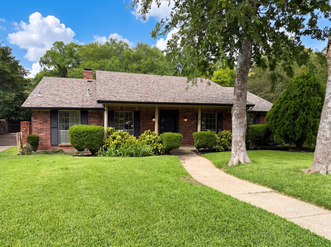 Property photo 1 of 722 S Forest Ln
