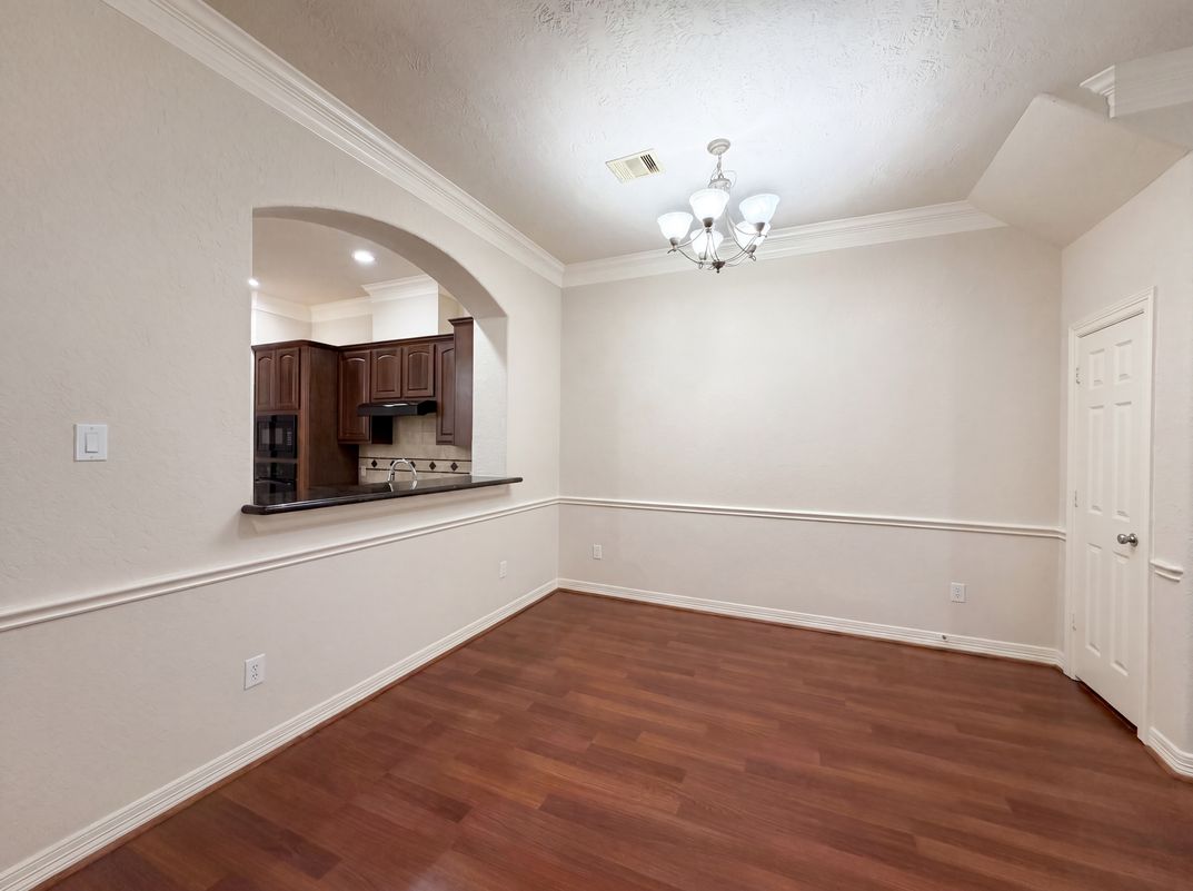 Photo 8 of 21 of 2942 Royal Oaks Crst, Houston, TX