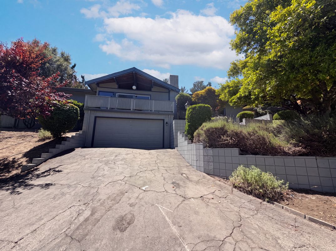 Property photo 1 of 612 Tahos Rd
