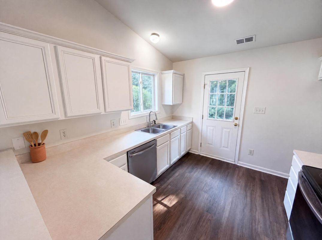 Property photo 2 of 3011 Kansas City Dr