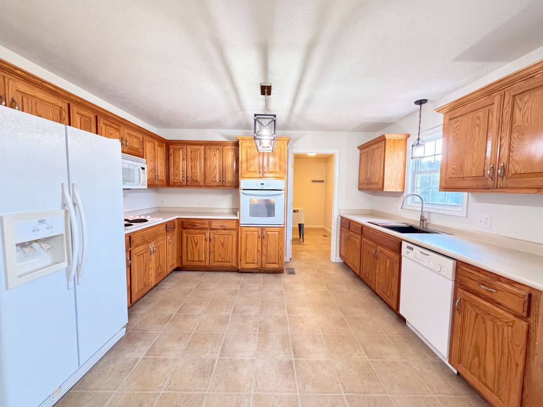Property photo 2 of 3692 Armstrong Rd
