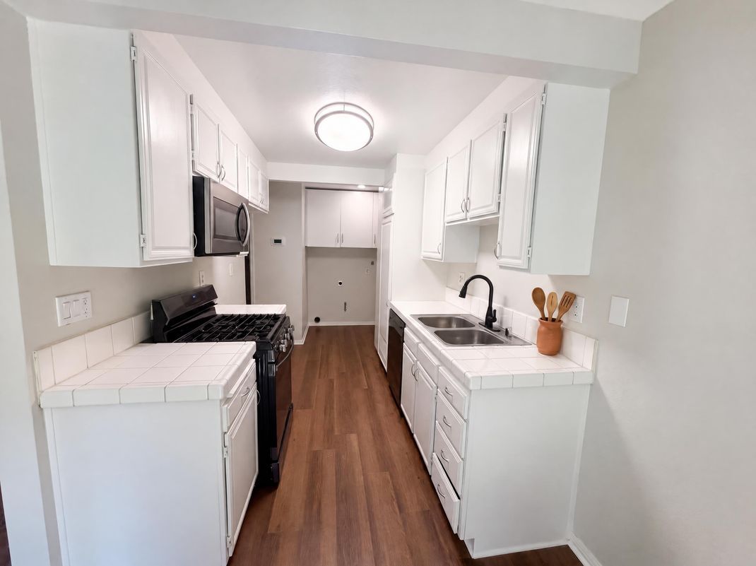 Property photo 2 of 912 S Mountain Ave Apt D