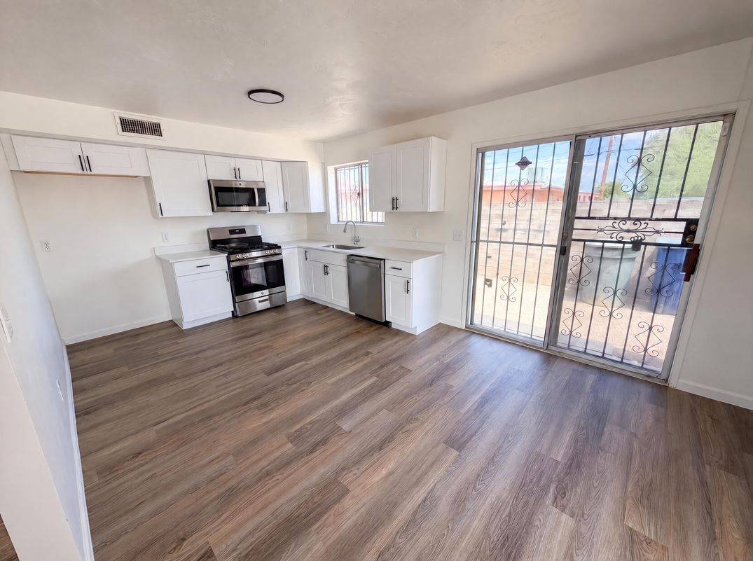 Property photo 2 of 402 W District St