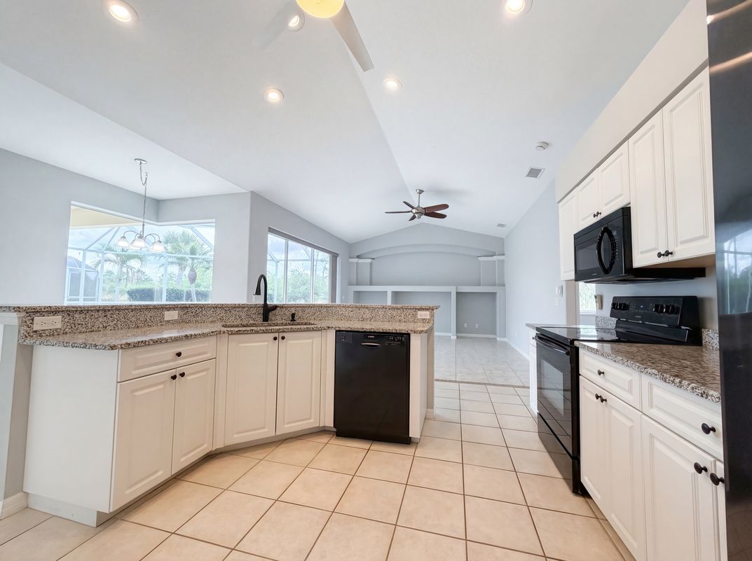 Property photo 2 of 12567 SW Pembroke Cir N
