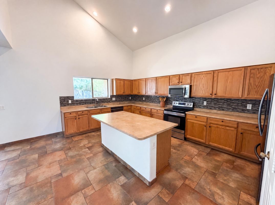 Property photo 2 of 7428 S 15th Dr