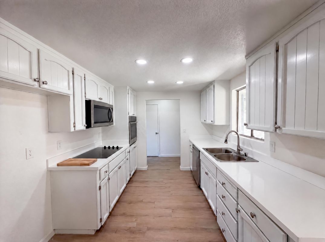 Property photo 2 of 6041 Thornicroft Dr