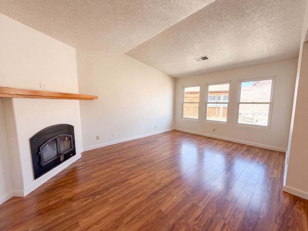 Property photo 3 of 1609 Blue Quail Ct NE