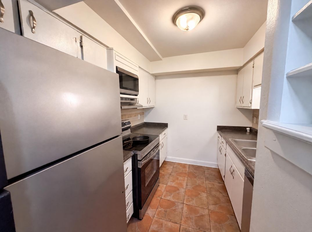 Property photo 3 of 7040 Longstreet Dr Unit C