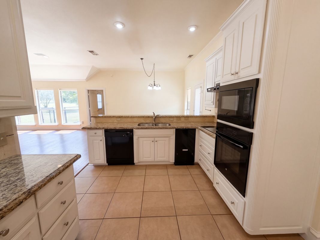Property photo 2 of 2836 S Lakeview Dr