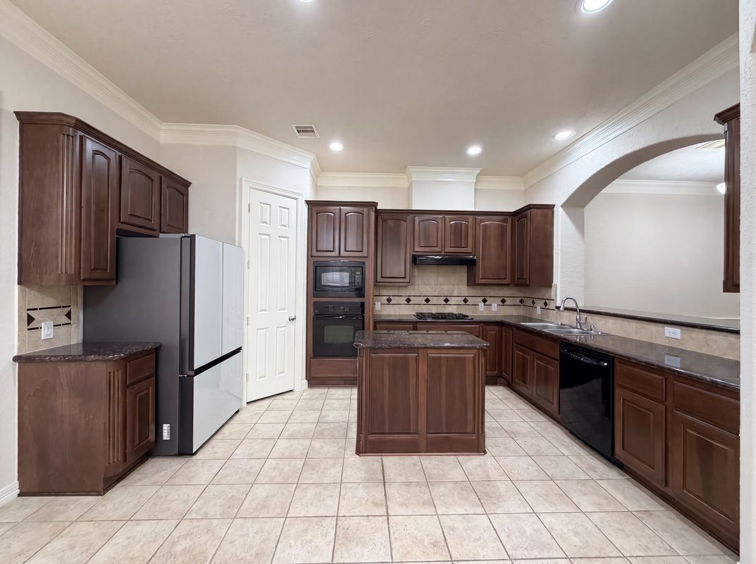 Photo 2 of 21 of 2942 Royal Oaks Crst, Houston, TX