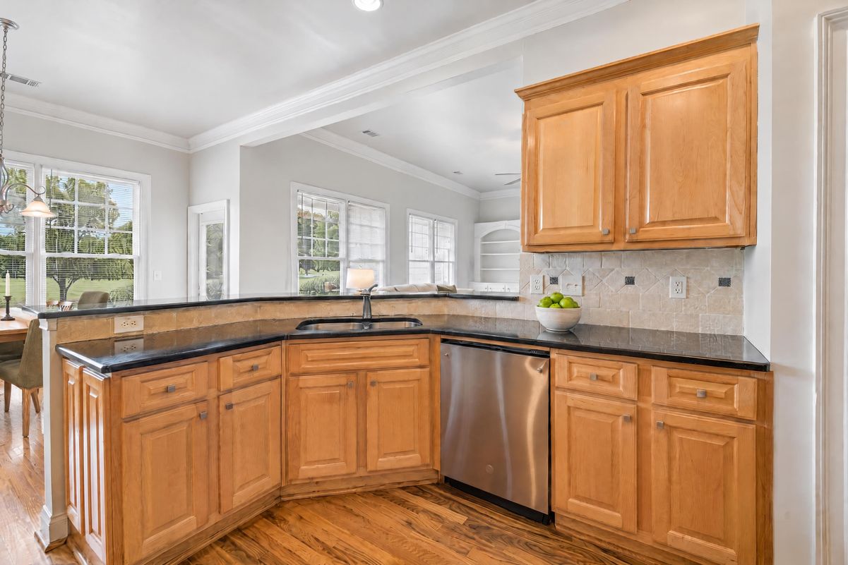 Property photo 3 of 1040 E Magnolia Loop