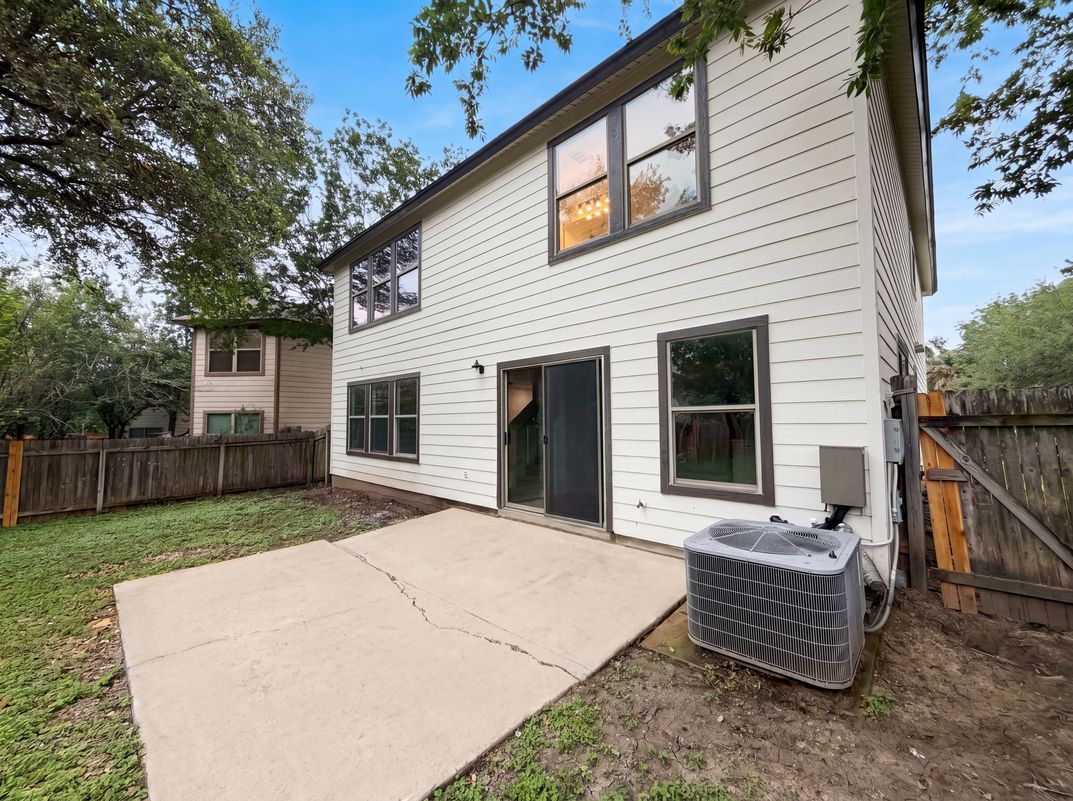 Photo 5 of 20 of 5406 S Hearsey Dr, Austin, TX