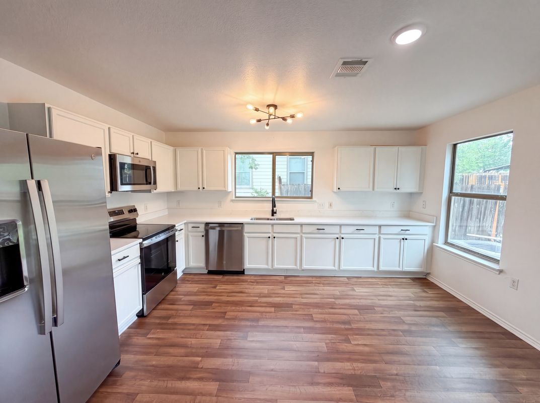Photo 9 of 20 of 5406 S Hearsey Dr, Austin, TX