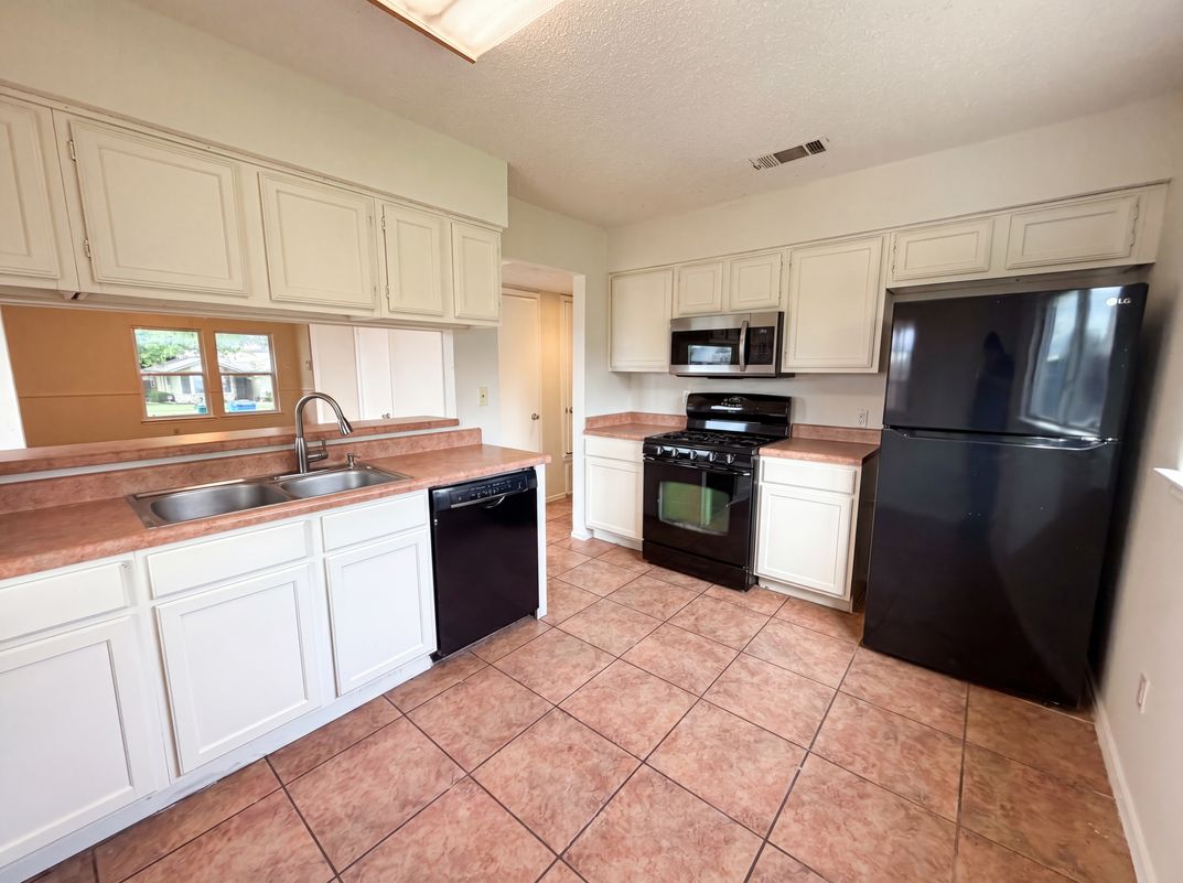 Property photo 2 of 1301 Pitcairn Dr