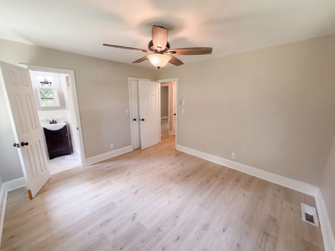 Photo 16 of 23 of 8519 Denbur Dr, Charlotte, NC