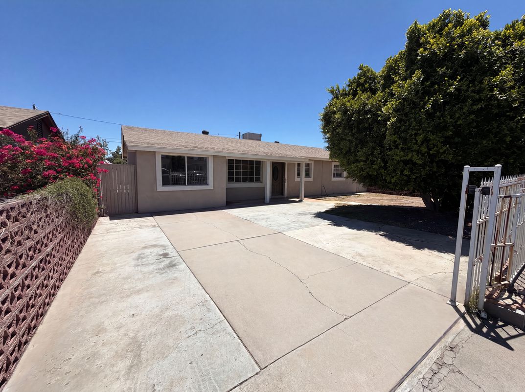 Property photo 1 of 4505 W Clarendon Ave