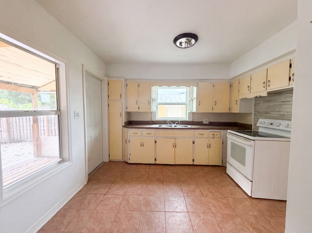 Property photo 2 of 2231 9th Ave W