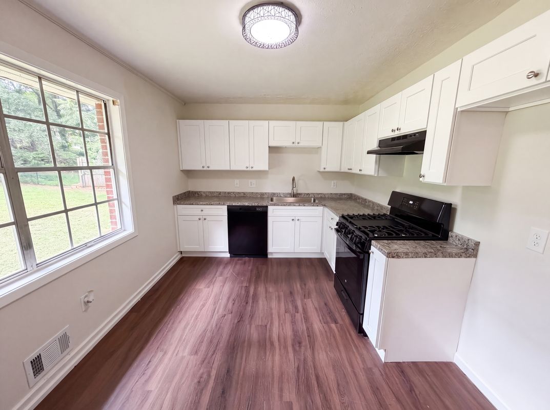 Photo 6 of 19 of 1375 NW South Hicks Cir, Conyers, GA